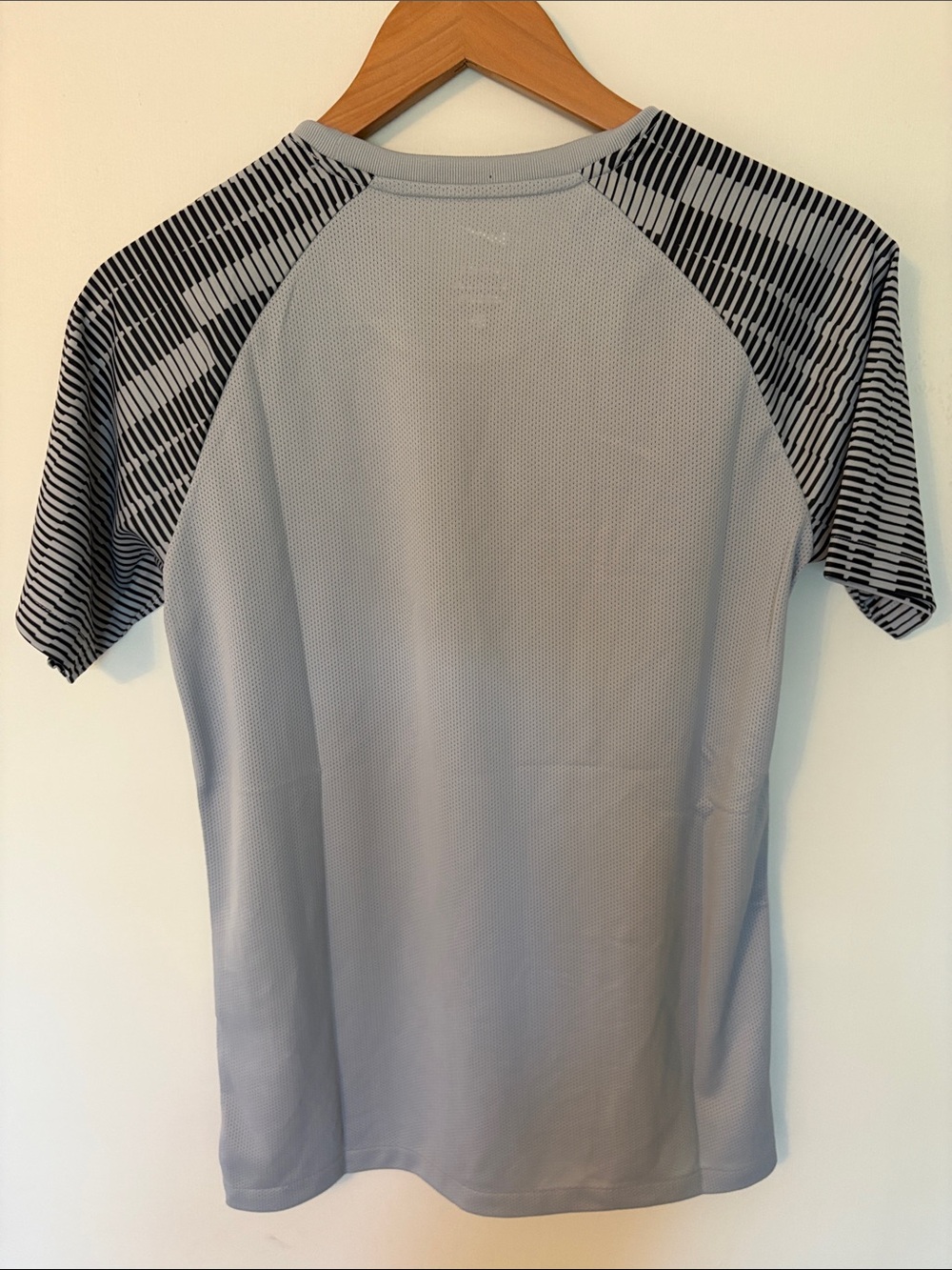 NWT Nike Light Gray Short Sleeve Training Jersey (XL youth/kids) - Picture 5 of 5